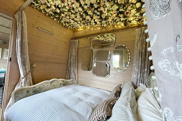 nuthatch-best-glamping-lakeside-cabin-fourposter-retreat_orig